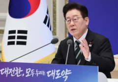 이재명 대통령이 21일 청와대 영빈관에서 열린 신년 기자회견에서 취재진 질문에 답변하고 있다. 