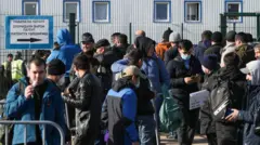 Москвада көп функционалдуу миграция борборунда медициналык текшерүүдөн өтүү үчүн мигранттар узун-узун кезекке турууда. 