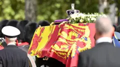 Kraliçe 2. Elizabeth'in tabutu Buckingham Sarayı'ndan Westminster Hall'a götürüldü