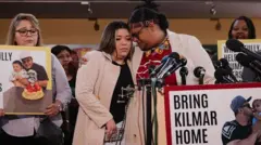 Jennifer Vasquez Sura, esposa de Kilmar Ábrego, en el centro de la imagen, ha estado exigiendo el retorno de su marido. Jennifer aparece rodeada de otros activistas que, con carteles, piden que Kilmar vuelva a casa.