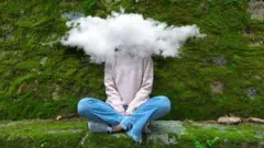 ਇੱਕ ਔਰਤ ਜਿਸ ਦਾ ਚਿਹਰਾ ਧੁੂੰਏਂ ਨਾਲ ਘਿਰਿਆ ਹੋਇਆ ਹੈ