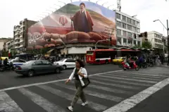 لوحة إعلانية تحمل صورة المرشد الأعلى الإيراني الجديد مجتبى خامنئي، في طهران