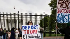 হোয়াইট হাউজের বাইরে বিক্ষোভ 