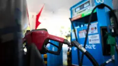 Automóvel sendo abastecido em posto de gasolina