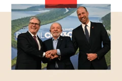 El príncipe William y el primer ministro de Gran Breatña, Keir Starmer, se dan la mano con el presidente de Brasil, Luiz Inacio Lula da Silva, durante la COP30
