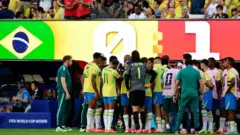 Los jugadores brasileños reciben instrucciones en torno a su entrenador, Carlo Ancelotti.