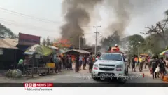 ငလျင်ကာလအတွင်း စစ်ကောင်စီဗုံးကြဲနေ