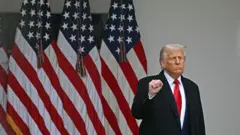 Donald Trump levanta o punho no anúncio de novas tarifas