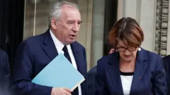 François Bayrou ve Tarım Bakanı Annie Genevard meclisten çıkıyor, 8 Eylül 2025.