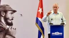 Президент Кубы Мигель Диас-Канель на трибуне