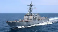 海原を航行する駆逐艦
