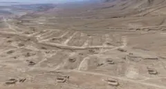 صورة التُقطت بطائرة مُسيّرة تُظهر مقبرة جماعية في الصحراء بالقرب من بلدة الضمير شرق سوريا، بتاريخ 27 فبراير/شباط 2025.
