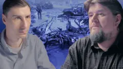 Коллаж на котором изображены ведущий подкаста Сева Бойко и военный обозреватель Би-би-си Павел Аксенов на фоне разрушений в селе Константиновка