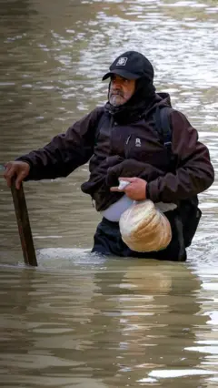 نزوح الآلاف وسط السيول من منطقة القصر الكبير بالمغرب