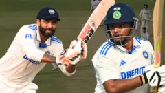 રવીન્દ્ર જાડેજા અને સરફરાઝ ખાન