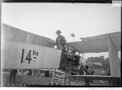 Santos Dumont no 14-bis em Neuilly-Saint-James, na França