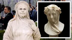 A modelo Heidi Klum, ao lado da escultura 'Vestal Velada', de Raffaelle Monti