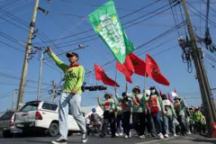 ภาคประชาชนเดินขบวนจากรัฐสภาไปอนุสาวรีย์ประชาธิปไตย เพื่อปิดกิจกรรม “เดินเปลี่ยนอนาคต” เรียกร้องให้จัดทำรัฐธรรมนูญฉบับใหม่ทั้งฉบับ และให้ผู้ร่างรัฐธรรมนูญมาจากการเลือกตั้ง 100% ในวันรัฐธรรมนูญ 10 ธ.ค. และในระหว่างรัฐสภากำลังพิจารณาร่างแก้ไขรัฐธรรมนูญ