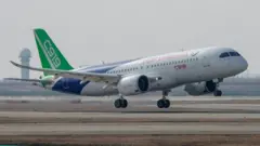 Indege C919 y’Ubushinwa ubwo yari ihagurutse ku kibuga cy’indege cya Shanghai. Ifoto yo ku itariki ya 28 Gicurasi (5) mu 2023