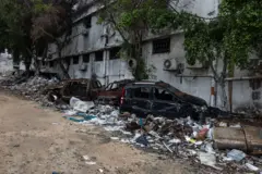 Escombros de carros e prédios destruído por bombas