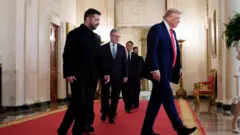 O presidente dos Estados Unidos, Donald Trump, lidera o presidente da Ucrânia, Volodymyr Zelensky, a presidente da Comissão Europeia, Ursula von der Leyen, o primeiro-ministro britânico, Keir Starmer, o presidente da Finlândia, Alexander Stubb, o presidente da França, Emmanuel Macron, a primeira-ministra da Itália, Giorgia Meloni, o chanceler da Alemanha, Friedrich Merz, e o secretário-geral da Otan, Mark Rutte, no Cross Hall da Casa Branca, em Washington D.C. (Estados Unidos)