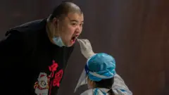 正在接受核酸檢測的人