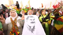 صورة لنسوة يحتفلن بعيد النوروز التقليدي عند الأكراد ويحملن صورة لعبد الله أوجلان.