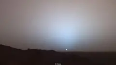 Wakati wa kutua kwa jua, anga huwa la rangi ya samawati