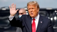 Trump acenando