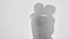 Silhueta de um casal de beijando