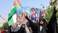 İran bayrakları sallayan kadınlar