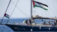 Una foto del barco Madleen, que navegó hacia la Franja de Gaza transportando ayuda.