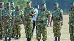 Abakuru b'ingabo z'u Burundi bakikije Perezida Evariste Ndayishimiye ku kigo cya gisirikare i Mabanda muri Nzeri (9) uyu mwaka