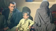 गोलजुमा (दाएं) तालिबान की तारीफ़ करते हैं और कहती हैं कि उनकी जैसी महिलाएं काबुल में नहीं हैं
