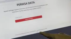 Seorang karyawan menunjukkan jumlah kebocoran data di internet melalui situs web www.periksadata.com di Jakarta, Senin (5/9/2022).