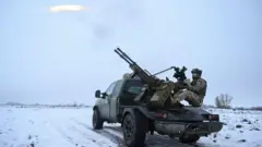 Військовий мобільного підрозділу ППО стріляє по російських безпілотниках під час патрулювання в Чернігівській області