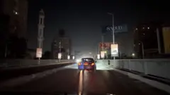 صورة لجزء من كوبري السادس من أكتوبر وهو مظلم و خالي إلا من سيارة واحدة