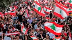 اعتراض لبنانی‌ها جواب داد؛ مالیات‌ها لغو شد، خصوصی سازی آغاز!