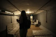 Молода жінка в укритті у Києві