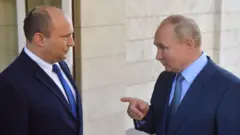 الرئيس الروسي فلاديمير بوتين مع رئيس الوزراء الإسرائيلي نفتالي بينيت خلال لقائهما في سوتشي، 22 أكتوبر/تشرين أول 2021