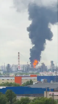 Вогняний дим здіймається над московським НПЗ Капотня після ураження українською далекобійною зброєю