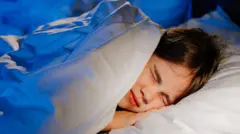 પેરાસોમ્નિયામાં વ્યક્તિને ગુસ્સો આવે છે, અકળામણ થાય છે, બૂમો પાડે છે અનેે પરસેવો વળે છે. ક્યારેક બાળકો ઊંઘમાં હિંસક વર્તન કરે છે