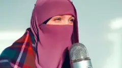 "عودي من حيث أتيت. أنت خائنة؟"