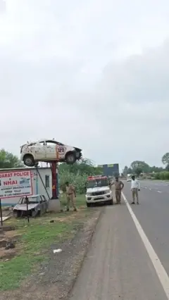 पुलिस ने सड़क किनारे क्यों रखीं क्षतिग्रस्त कार?