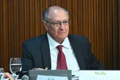 Alckmin com olhar compenetrado, sentado em sala