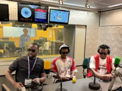Kuva iburyo, abahanzi Bruce Melodie na Element, na 'manager', muri studio za BBC Gahuzamiryango