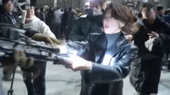 Vanredno stanje u Južnoj Koreji: Žena koja je zgrabila pušku vojnika 