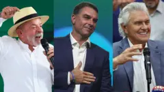 Uma montagem apresenta três fotos de três candidatos: à esquerda, Lula usa de chapéu Panamá, com uma camisa, em um fundo verde; no centro, está Flávio Bolsonaro com terno azul; e à direita, Ronaldo Caiado usa um terno azul claro.