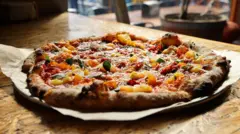 Grande pizza redonda com molho de tomate, alho fresco, manjericão, queijo e azeite de oliva