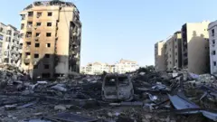 مبانٍ متضررة جراء قصف منطقة سكنية